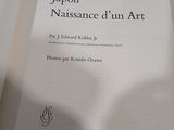 une photo d'un livre posé sur une table, à côté d'une tasse de café