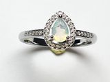 une bague en opale blanche et diamants, avec une pierre centrale en forme de poire