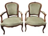 paire de fauteuils de style Louis XV avec assises recouvertes de velours vert