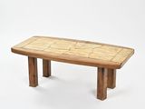 un banc en bois dont l'assise est ornée d'un motif de carreaux