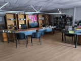 une pièce avec un bureau, des chaises et des bibliothèques