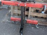 une photo d'une machine rouge et noire posée sur une palette en bois