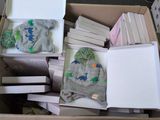 une boîte remplie de livres, avec un pull à l'intérieur
