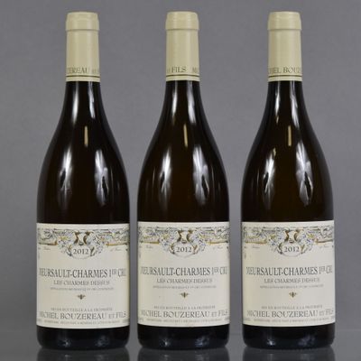 trois bouteilles de vin posées sur une table l'une à côté de l'autre