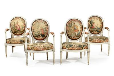 trois chaises dont le dossier est orné d'une tapisserie et une dont le dossier est orné d'un tableau