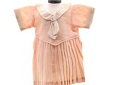 une robe sur un mannequin, sur fond blanc