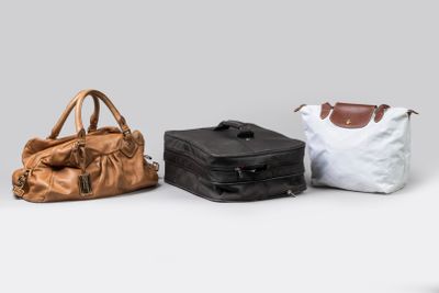 trois bagages posés les uns à côté des autres sur une surface blanche