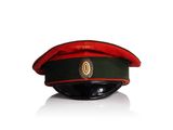 un chapeau rouge et vert posé sur une surface blanche