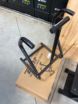 un carton sur lequel est représenté un vélo et un carton sur lequel est représenté un vélo