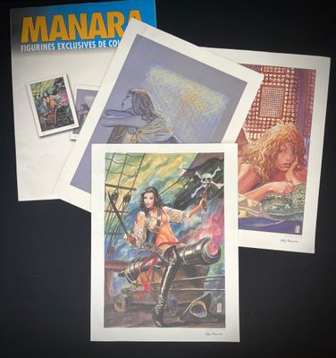 trois cartes postales représentant une femme à moto et une carte postale représentant un homme à moto