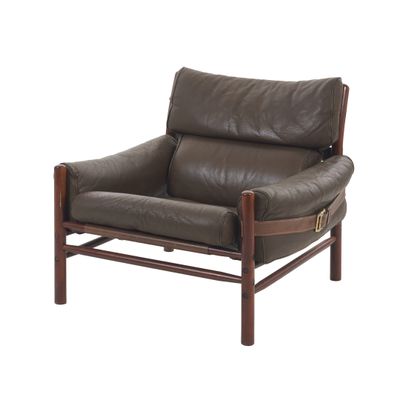 La chaise est en cuir et possède une structure en bois