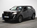 le 4x4 noir est garé sur un carrelage à carreaux