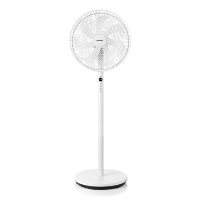 une image représentant un ventilateur blanc posé sur un pied, sur fond blanc
