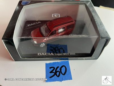 une petite voiture rouge dans une boîte posée sur une table