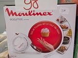 emballage d'un moule à gâteau rouge et blanc sur lequel figure un cupcake