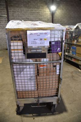 un chariot contenant des cartons de denrées alimentaires dans un entrepôt