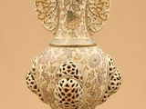 un vase blanc décoré d'or