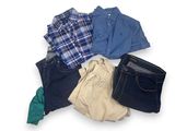 quatre paires de shorts et un t-shirt disposés sur une surface blanche