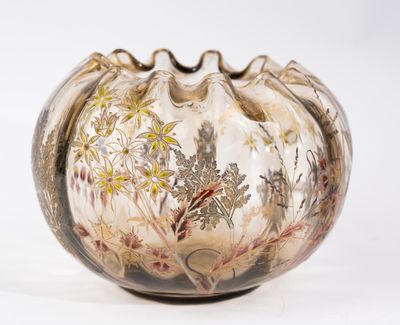 Emile GALLE (1846-1904), Vase boule en verre fumé gravé et d…