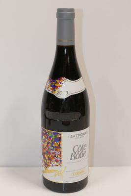 une bouteille de vin décorée de paillettes