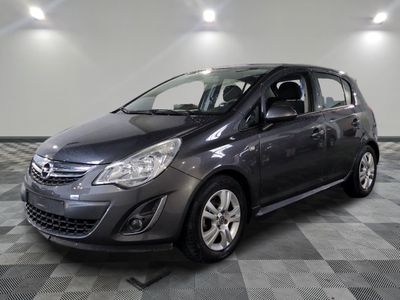 la petite voiture grise est garée dans une grande pièce