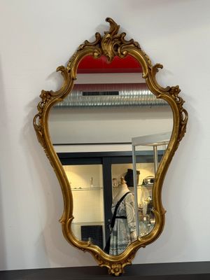 un miroir posé sur une table dans une pièce
