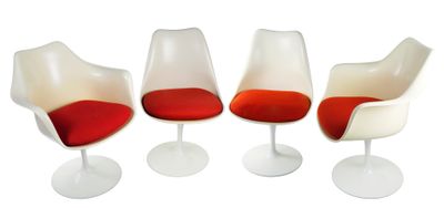 trois chaises blanches avec des coussins rouges et un piètement blanc