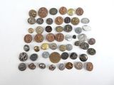 de nombreux types de pièces différents sur une surface blanche