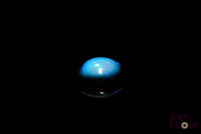 l'image d'une boule bleue dans l'obscurité
