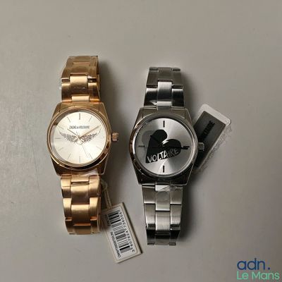 deux montres assises l'une à côté de l'autre sur une table