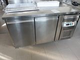 un plan de travail en inox sur lequel sont posés tout un tas de plats