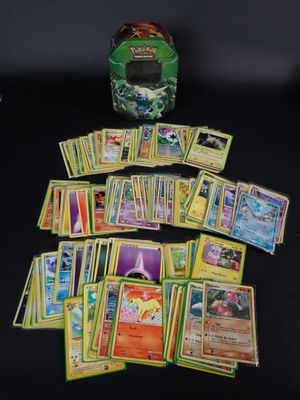 une pile de cartes Pokémon posée sur une table à côté d'un casque
