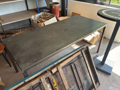 une photo représentant une table et des chaises dans un garage