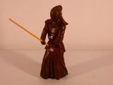une figurine représentant un homme tenant une épée à la main