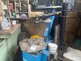 une machine bleue qui se trouve dans un garage
