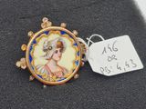 Gros plan sur un collier portant l'image d'une femme