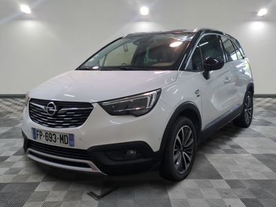 une photo d'une Opel blanche garée dans une pièce