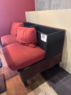 un canapé rouge posé dans un coin d'une pièce
