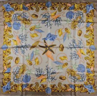une image représentant un foulard carré orné de coquillages et d'étoiles de mer