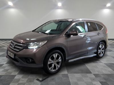 La Honda CR-V est garée sur un sol en carrelage à damier.
