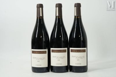 trois bouteilles de vin posées sur une table blanche