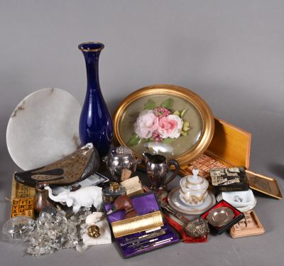 un vase bleu posé sur une table, à côté d'autres objets