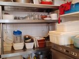 de nombreuses casseroles et poêles sur les étagères de la cuisine