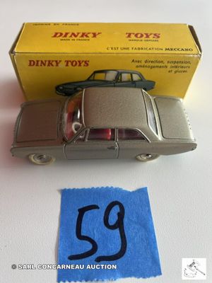 une voiture jouet posée à côté d'une boîte