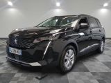 la voiture noire est garée sur un sol en damier dans le garage