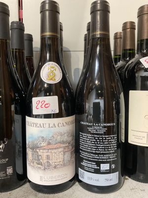 plusieurs bouteilles de vin sont alignées sur un comptoir