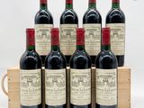 six bouteilles de vin rouge dans une caisse en bois sur fond blanc
