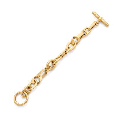 a yellow gold bracelet with a link and a clasp