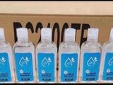 six bouteilles d'eau posées devant un carton
