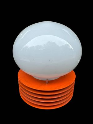 TRONCONI Lampe italienne en verre blanc et métal orange.
